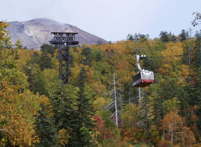 Asahidake Ropeway ascending the mountain
